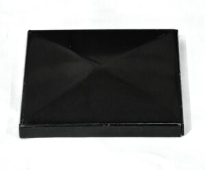 מכסה 135×135 מ"מ שחור לעמודי עץ ומתכת – דגם G-077B